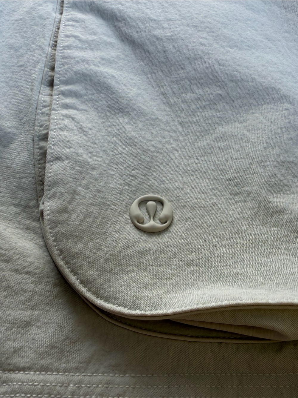 [Lululemon] Relaxed-Fit Super-High-Rise Cargo Short 4" size 6 - Picture 4 of 10